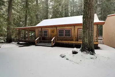 Image de Whispering Pines: Hot Tub Retreat w Sports Court