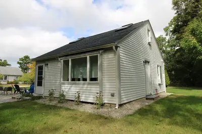 Image de Private Cottage Tucked Close to Beaches and Town (2412)