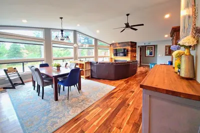 Image de Upscale Family Mountain Retreat ~Fireplace ~Sun room ~Soaking tub ~King Bed