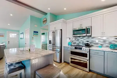 Image de The Shore Thing – Spacious 4 Bdr w/ Partial Ocean Views, Walk to Beach!