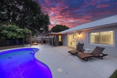 Image de New Listing-Heart of Melbourne w/Pool