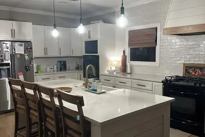 Image de Escape to Serenity: Cozy Ranch Style Home with Charming Wrap-Around Porch.