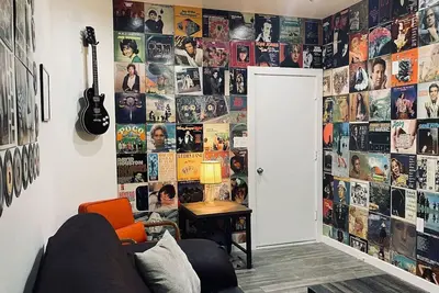 Lakeside Vinyls & Vibes
