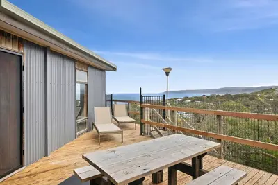 Image de Ridge View -A coastal retreat is perfectly positioned for a variety of nearby activities.