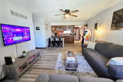 Image de The Lafayette Lounger Unit B, King Bed, Arcade Games