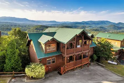 Image de Majestic Lodge w/ Views, Hot Tub & Games