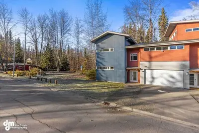 Image de The Alaska Gallery - Modern Creekfront Rental