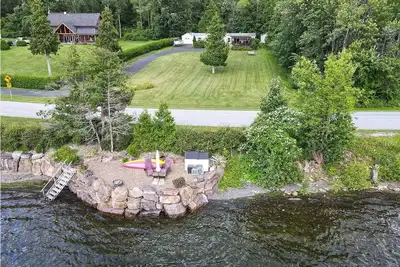 Image de Lakefront Sunset Loon Rock  Cottage, private beach, 2-bedroom WiFi free parking