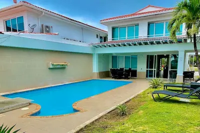 Image de Modern Beachfront House With Pool 1