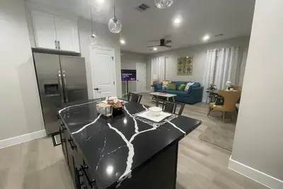 Image de Minimalist Magic Duplex with Ac, WiFi in vibrant Houston, Medical Center South