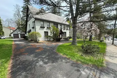 Image de Large English Tudor offering 3 generous floors of living space - Belmont/Travers