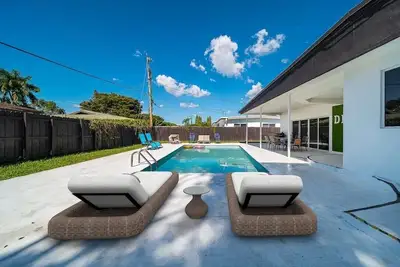 Image de The modern villa with heated pool.