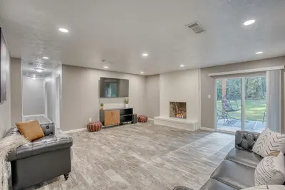 Image de Click Now 20% Off Spindletop House  4 bedroom 3 bath & Gameroom! 🎩🎲💰🏦💸