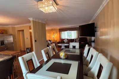 Image de 3-B rooms 5 beds & 2 Br Spacious House 1 mile from downtown with 2 free parking.