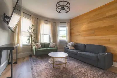 Image de Charming 4 Bdr - 10 min Walk to Downtown & Free parking!