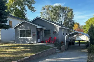 Image de Quiet 2br w/ Backyard, Cozy Home and Covered Parking