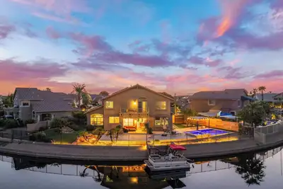Image de Luxury Lakehouse, Putting Green, Heated Pool with Sunken bar