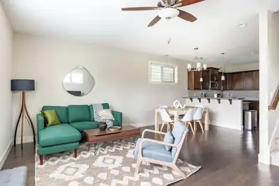 Image de Newer 4 bedroom home. Close to Nike, Intel, hospitals & shopping.