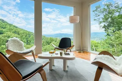 Image de Sauna, Theater, Game Room, Hot Tub, Views!