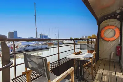 Image de Appartement '4 Suites Voyage Au 20eme Siecle' avec vue sur lac, Wi-Fi et climatisation