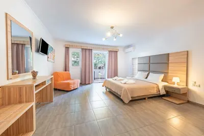 Image de Studio 'Deluxe 2 Adults - D' avec terrasse partagée, Wi-Fi et climatisation