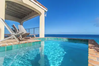 Image de Oceanfront villa with outstanding views, salt-water plunge pool, wifi and Ac.