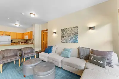 Image de Enjoy Stunning Mountain Views from the Private Balcony & Convenient Location!