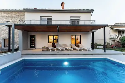 Image de The Light On The Hill Apartment with private pool and outdoor kitchen&lounge