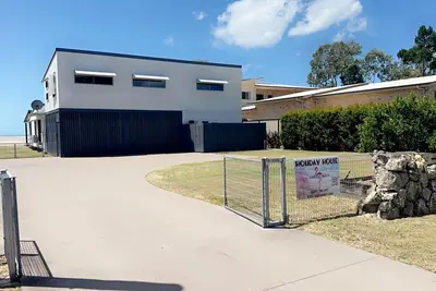 Image de Fish Tales - Absolute Waterfront Toogoom-Sleeps 12-14-Air Con-Wi-Fi-Pets