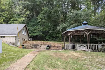 Image de Welcome campers, hikers, fishermen, girls' weekend wine getaways! !