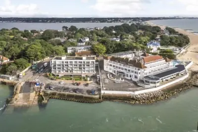 Image de Sandbanks waterfront flat with panoramic views over Poole Harbour
