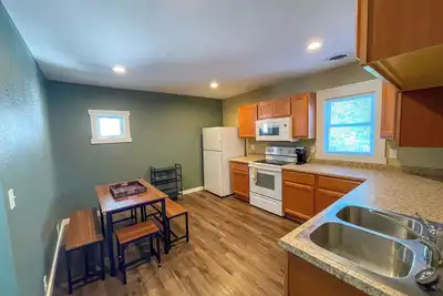 Image de Cozy 2-bedroom apartment with Ac, WiFi, and self check-in in welcoming Marshall