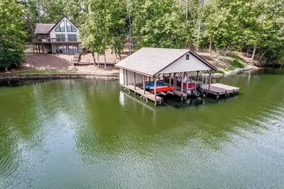 Image de Ga Lake House, Sleeps 12, Kayaks, Games + More!