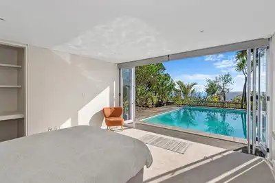 Image de Piha Pool Pad - Contemporary styled home with awesome ocean and coastal views.
