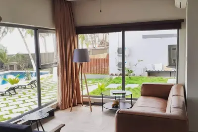 Image de 3-bedroom luxury beach villa in serene Ghana with Ac, WiFi. Enjoy relaxation