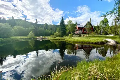 Image de Canadian Chalet - Point d'eau privé - Private water spot - Spa - Hot Tub