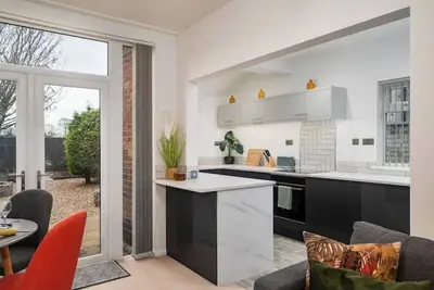 Image de Contemporary 3-bedroomed Fully Serviced House\n\n