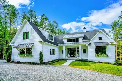 Image de New 4br Lake Anna with Pool, Beach, Patio, Hot Tub