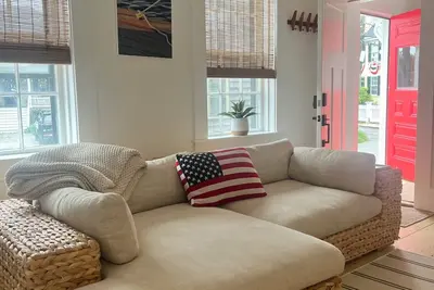 Image de New 2-bedroom apartment, 1st Floor w Ac, in Historic Marblehead by Harbor