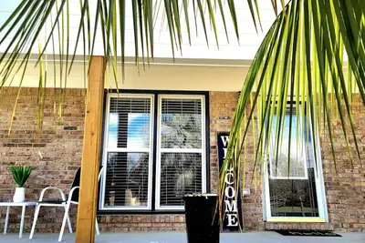 Image de The Palm Oasis Retreat Movieroom Gameroom Mins From Fort Moore & Downtown Area