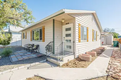 Image de New Peach Haven: Downtown Gem Close to Attractions