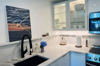 Image de Harborviews! New 2-bed w Ac sleeps 6, Downtown Historic Marblehead with parking