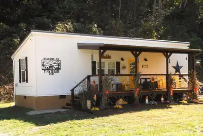 Image de 5 minutes from Pigeon Forge sleeps 4 on a creek. Pet friendly. Wildlife & quiet.