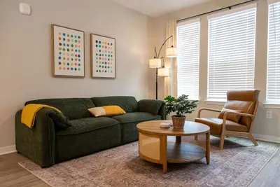 Image de 3 Br Delight: Sleeps 6 | Uga | Prime Location