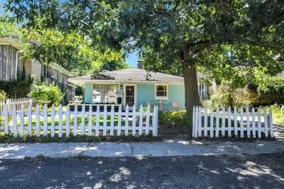 Image de Mid-Century Cottage Beach Oasis