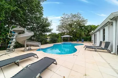 Image de Family-Friendly Home in Miami: Fun and Comfort Await.