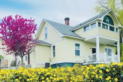 Image de Charming craftsman 3-bedroom, home with Ac and hot tub in downtown Prosser Wa!