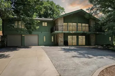 Image de Lake front home in Solon, close to University of Iowa, Iowa City & Cedar Rapids.