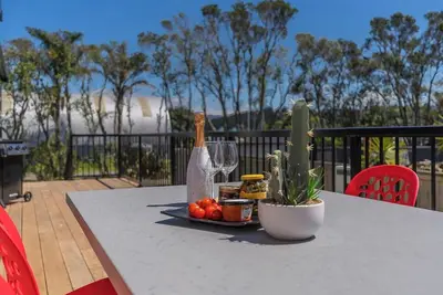 Image de Whangamata Brand New next to Marina, short walk to town & beach - 4 bed.