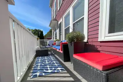 Image de Village Retreat: Walk to Charming Historic Town, Off Street Parking, Private Deck, Grill